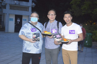 蔡国威和刘锡贤获叶家宝邀请到深水埗区派发130 个饭盒给低收入人士。