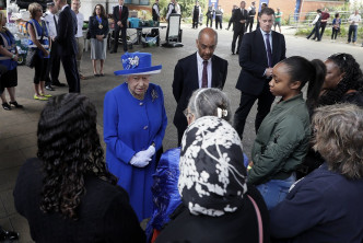 英女皇與威廉王子探望災民。AP