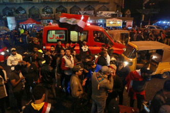 大批示威者聚集在街道，并包围伊朗领事馆及高叫口号。AP