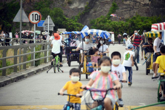 大美督不少人一家大小踩單車。