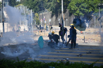 警方施放催泪弹驱散示威者。