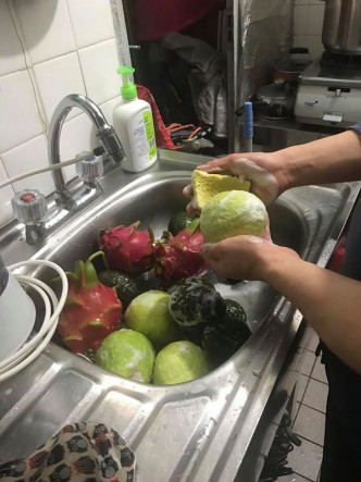 港男用洗洁精刷洗生果。FB图片