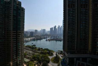 单位外望新油麻地避风塘海景及园景。