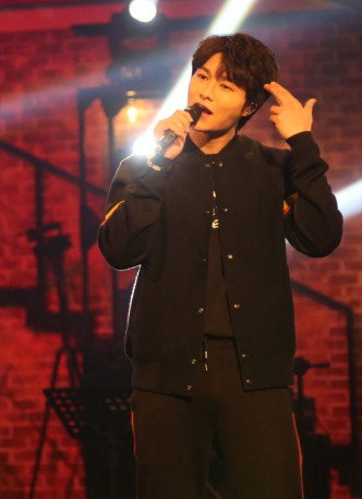 胡鴻鈞在節目內大唱創作新歌《刀削面》。
