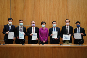 谢伟铨联同其他立法会「六人组/G6」成员向特首林郑月娥提交施政报告建议书。