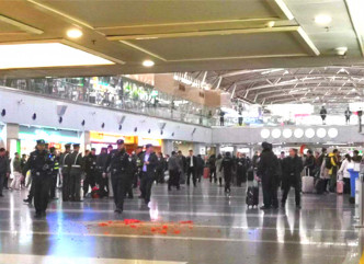 北京首都機場航站樓男子燃放鞭炮。網上圖片