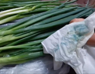 贵阳市出现「掉色香葱」，纸巾一擦会看到残留的蓝色物质。网上图片