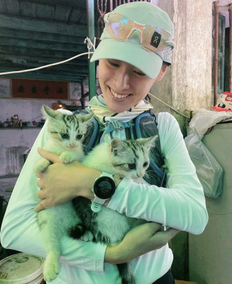 梁洛施小心翼翼抱起兩隻小貓。