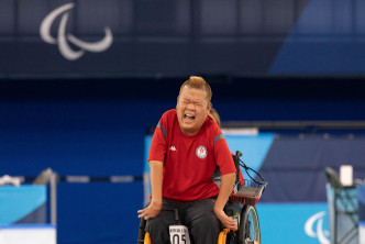 梁育荣咆哮庆祝夺牌。香港残疾人奥委会暨伤残人士体育协会图片