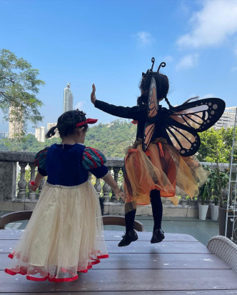 兩個寶貝女，一個扮成白雪公主，一個扮成蝴蝶，好可愛。