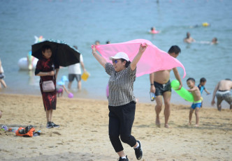 本港天氣酷熱。