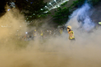 警方凌晨展開清場行動施放催淚彈驅趕示威者。
