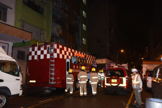 消防出动坍塌拯救队及高空拯救队。