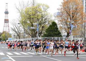 札幌在疫情中举行半马拉赛事。AP图