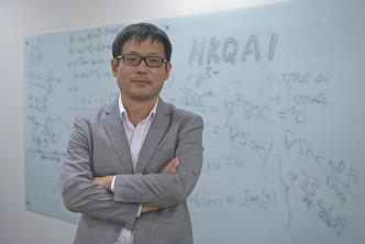 化学系教授陈冠华负责带领的量子人工智能实验室，亦获InnoHK拨款约3亿元，主要以人工智能、机器深度学习技术，结合量子化学研发新材料。李睿哲摄