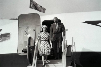 英女皇與皇夫1975年乘坐皇家專機首次抵港。網圖