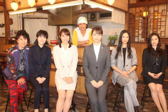 《七人的秘書》由（左起）室井滋、沈恩京、廣瀨愛麗絲、江口洋介、木村文乃、菜菜緒、大島優子擔演。