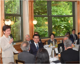 鄭月娥（左一）在法國智庫蒙田研究所舉辦的早餐會上發言。圖:政府新聞處