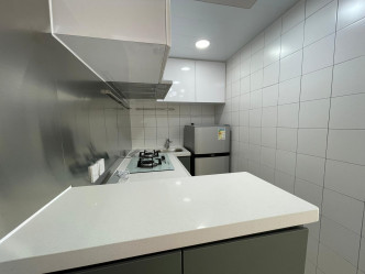 厨房为半开放式设计，贮物空间足够。