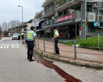 路邊遺下大灘血跡。歐陽偉光攝