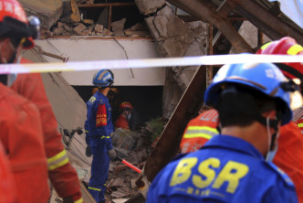 山西饭店倒塌，导致29人死亡。AP