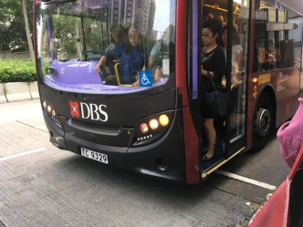 有巴士挤满乘客。Cat Ng图片