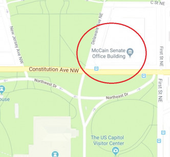 网民周三在 Google Map 搜寻「鲁塞尔参议院办公大楼」时，地图显示同一幢大楼，但名称已改为「麦凯恩参议院办公大楼」。Google Map 截图