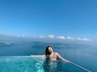 该泳照是傅颖去年7、8月到瑞士旅游时拍下的。