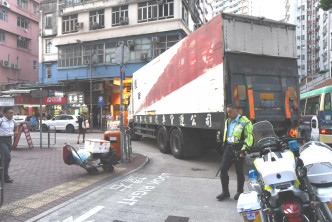 貨車撞倒過路老翁。