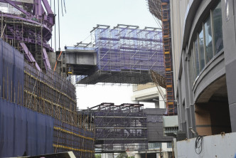 工程采用「转体式桥梁装嵌施工方案」，为香港首次有大型天桥项目采用。