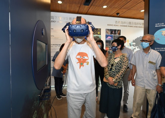 游客可透过中心的VR设备体验海下世界。政府新闻处图片