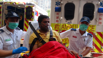 男傷者送伊利沙伯醫院治理，送院時清醒。