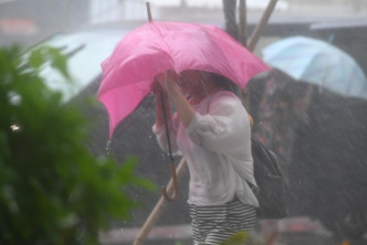 市民冒雨回家。