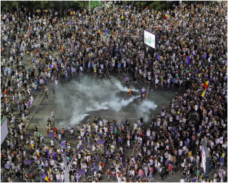 在首都布加勒斯特便有多达5万至8万人参加示威。AP