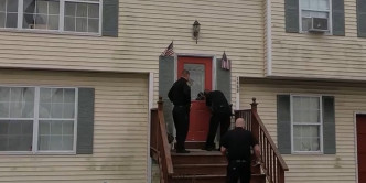 警察到場爆門進入住所。 （網上圖片）