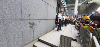 示威者向警總外牆投擲雞蛋。