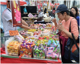 场内售卖食物的摊档聚满人。