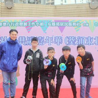男童曾參與公開表演。網上圖片