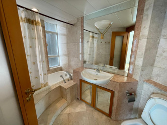 浴室以雲石設計，甚有氣派。