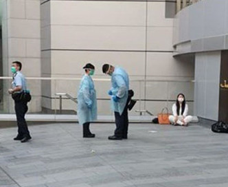 警方接到女子母亲报案后，于铜锣湾希慎广场门外把她截获。  FB图