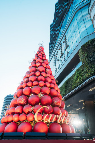 卡地亚圣诞树高13米，以红色和金色作点缀，璀璨瞩目点亮维港风光