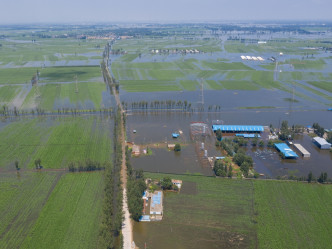 新鄉市轄下衞輝市受澇嚴重變澤國，水深處已淹沒一層樓。新華社相片