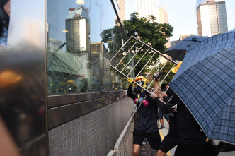 示威者破壞港鐵。資料圖片