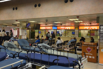 遇袭警员面部受伤，清醒送伊利沙伯医院治理。