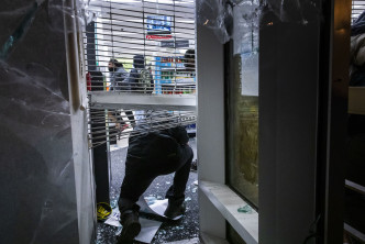 示威者入商店抢掠。 AP
