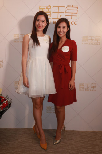 冠军陈美仪（左一）开心获赞助。