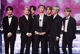 2019年初，BTS憑專輯《Love Yourself 轉 'Tear'》獲提名最佳唱片包裝獎，BTS不但出席頒獎禮，還擔任頒獎嘉賓，成為韓國史上首隊參與格林美的歌手。