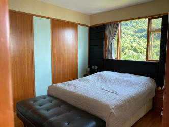 睡房开阔的玻璃窗户可引进充裕的天然光及窗外绿色景致。