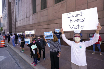 示威者抗議共和黨阻攔車上投遞選票。AP圖片