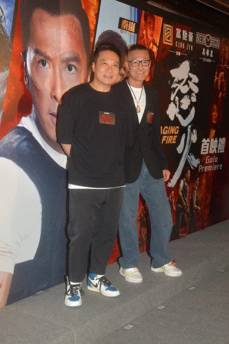 錢嘉樂（左）和盧惠光一同來欣賞陳木勝的作品。
